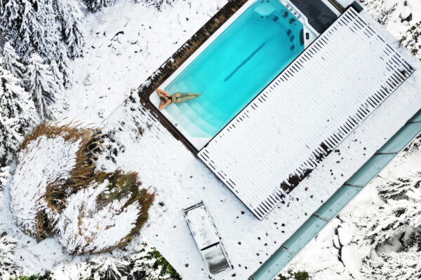 5-Shoot_DROHNE_FullyInground_snowpictures_lady_01_warm